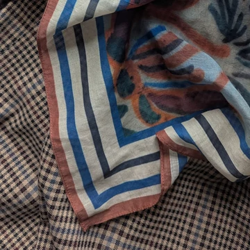 Hódmezővásárhelyi kézzel festett tányér motívumaival díszített pamut-selyem kendő, MIÉRT NOVEMBEr? kollekció