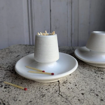 Porcelán gyufatartó és gyújtó (jelzés nélküli)