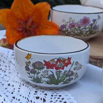 Virágokkal díszített teás- vagy kávéskészlet