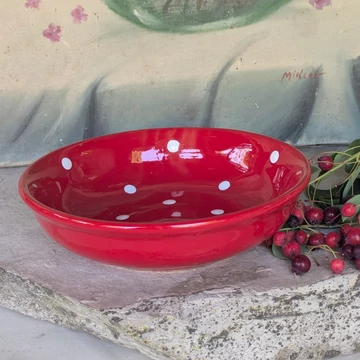 Piros tányér fehér pöttyökkel