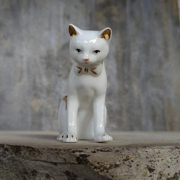 Fehér porcelán cica