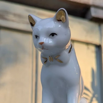 Fehér porcelán cica