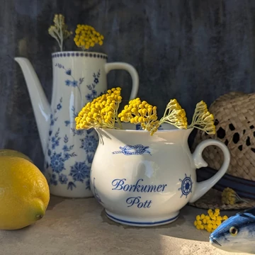 Bavaria Sea Collection porcelánbögre tengerészmotívumokkal, mentőövvel, vitorlással és az alján &#039;EBBE&#039;, azaz &#039;APÁLY&#039; felirattal