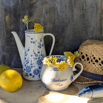 Bavaria Sea Collection porcelánbögre tengerészmotívumokkal, mentőövvel, vitorlással és az alján &#039;EBBE&#039;, azaz &#039;APÁLY&#039; felirattal