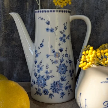 Bavaria Doris mintás porcelán kávékiöntő kék virágmintával, akár vázaként használva