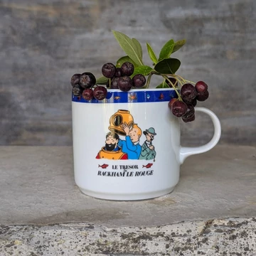 Tintin és Haddock kapitány jelenete a Vörös Rackham kincse című képregényből – TINTIN porcelánbögre HERGÉ / MOULINSART 1996 felirattal