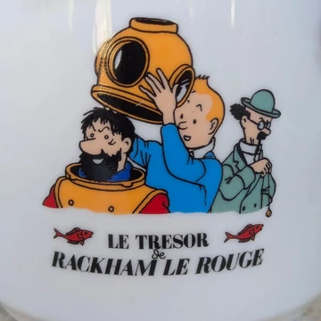 Tintin és Haddock kapitány jelenete a Vörös Rackham kincse című képregényből – TINTIN porcelánbögre HERGÉ / MOULINSART 1996 felirattal