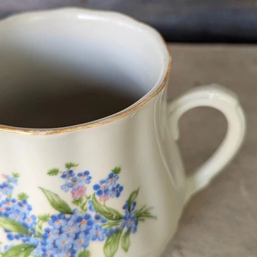 Zsolnay pocakos porcelánbögre nefelejcs mintával