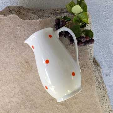 Hollóházi porcelán tej- vagy tejszínkiöntő piros pöttyökkel és arany szegéllyel