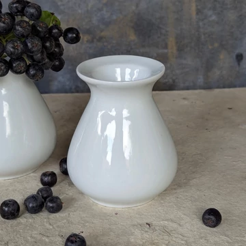 Fehér porcelán gyertyatartók