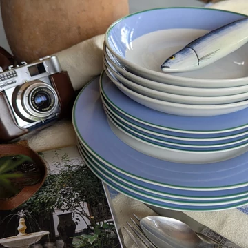 Guy Degrenne Sucré-Salé Colorama étkészlet kék peremmel és zöld szegéllyel, 1980-as évek francia vintage porcelán 12 darabos szett