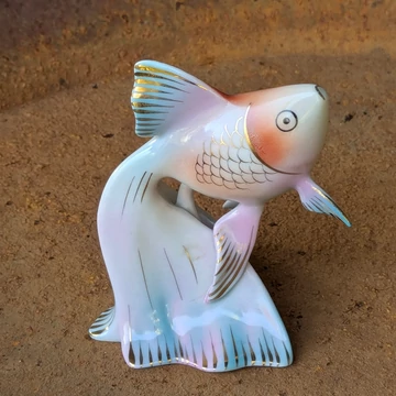Hollóházi porcelán hal pasztell színekben, aranyozott részletekkel