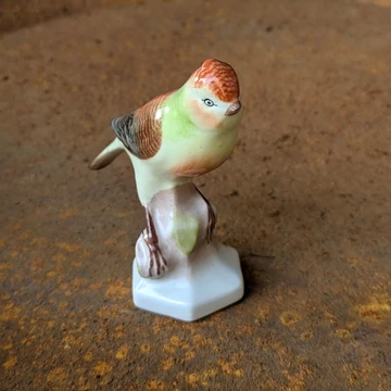 Kőbányai Porcelángyár kézzel festett porcelán madárfigura barna, zöld és szürke színekkel, 1957–1965 közötti időszakból