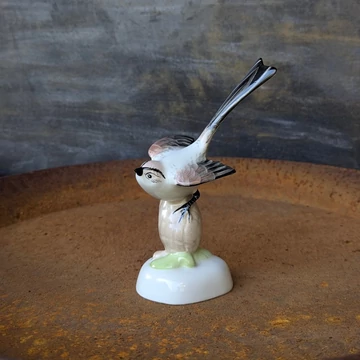 Aquincum Porcelángyár kézzel festett porcelán madárfigura, fehér alapon fekete-szürke szárnytollakkal, tobozon állva