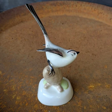 Aquincum Porcelángyár kézzel festett porcelán madárfigura, fehér alapon fekete-szürke szárnytollakkal, tobozon állva