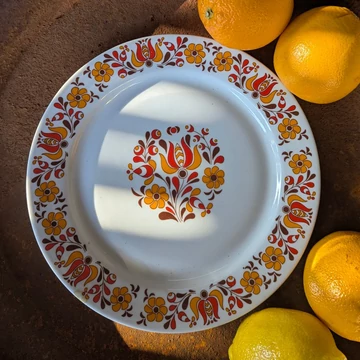 Alföldi Porcelán tányér népi virágmintával, őszi színekben, középen és peremén díszítéssel