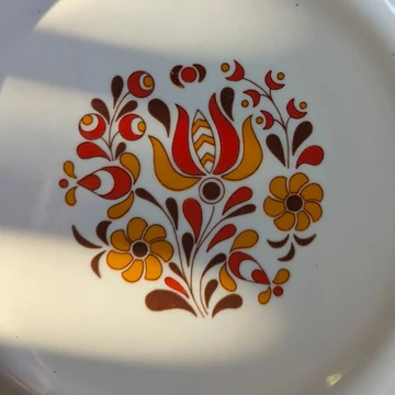 Alföldi Porcelán tányér népi virágmintával, őszi színekben, középen és peremén díszítéssel