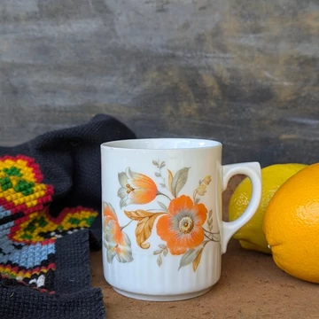 Zsolnay porcelán bögre narancsszínű virágmintával, vintage hangulatban