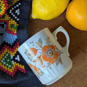 Zsolnay porcelán bögre narancsszínű virágmintával, vintage hangulatban