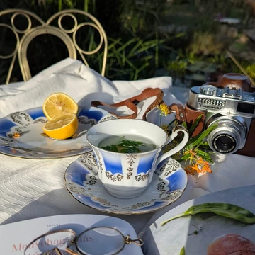 Porcelán teás készlet kék és arany díszítéssel