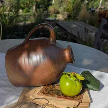 Barna mázas kézzel készült kerámia edény oldalsó nyílással