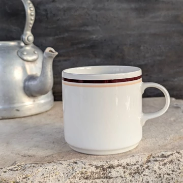 Alföldi Porcelán bögre vajszínű alapon barna csíkokkal