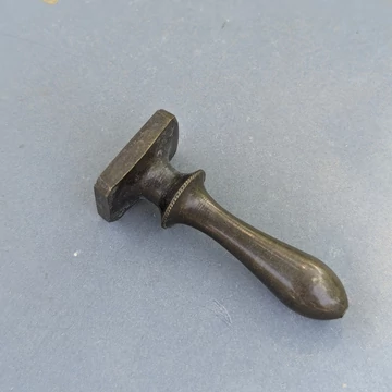 Antik, rézből készült negatív pecsétnyomó if. H.P. vagy H.I monogrammal
