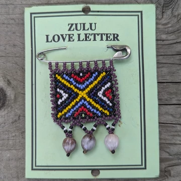 ZULU LOVE LETTER kitűző - gyöngyökkel szőtt szerelmes levelek