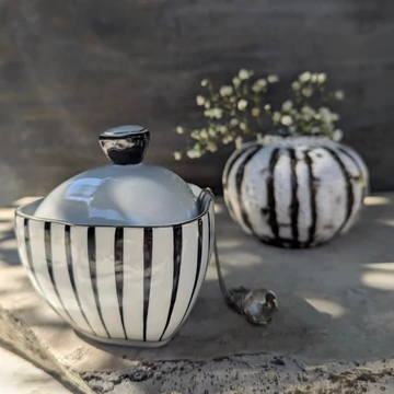 Fekete-fehér, csíkos Hollóházi porcelán bonbonier