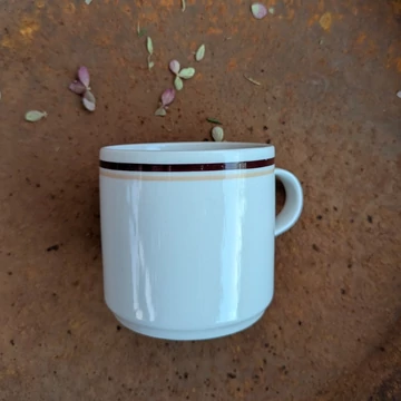 Alföldi Porcelán bögre vajszínű alapon barna csíkokkal