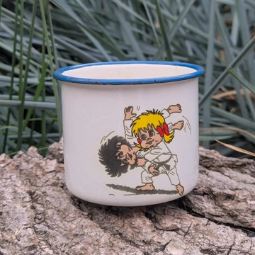 Zománcozott bögre karatézó gyerekek dekorral