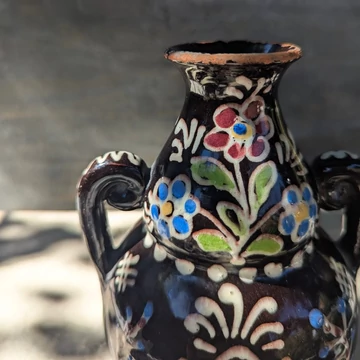 Hódmezővásárhelyi népi kétfüles váza, sötét alapon virágmintával
