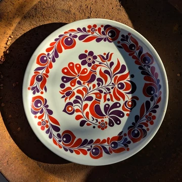 Alföldi Porcelán tányér népi motívumokkal, piros és lila díszítéssel