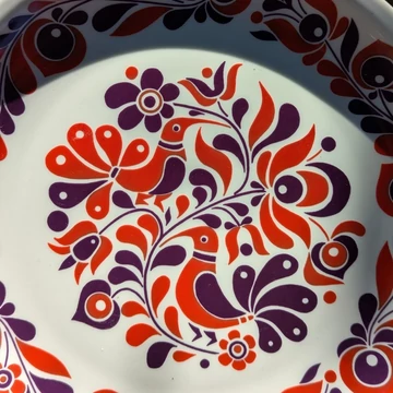 Alföldi Porcelán tányér népi motívumokkal, piros és lila díszítéssel