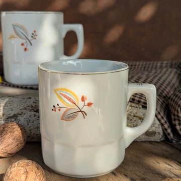 Régi Hollóházi porcelán bögrék arany szegéllyel, levél- és termésmintával