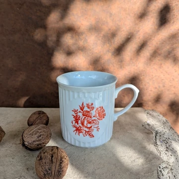 Fehér porcelán bögre piros virágcsokor mintával, rózsával, szegfűvel és bazsarózsával díszítve