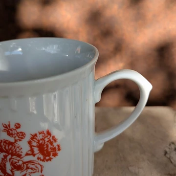 Fehér porcelán bögre piros virágcsokor mintával, rózsával, szegfűvel és bazsarózsával díszítve