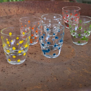 6 darabos színes pöttyös feles pohár készlet – fehér, sárga, narancs, piros, zöld és kék pöttyös mintával