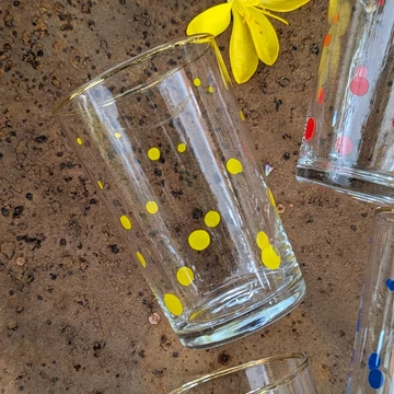 4 darabos pöttyös vizespohár készlet arany szegéllyel, sárga, piros, barna és kék pöttyökkel