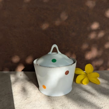 Hollóházi cukortartó és tejkiöntő, színes pöttyökkel és arany szegéllyel, fehér porcelán alapon