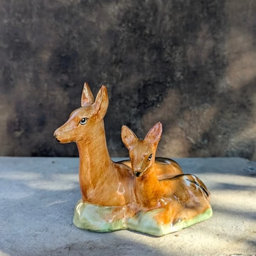 Kézzel festett kerámia őz és gidája