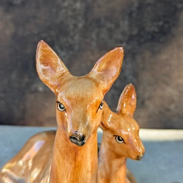 Kézzel festett kerámia őz és gidája