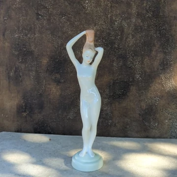 Aquincum porcelán fésülködő nő