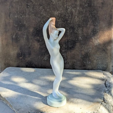 Aquincum porcelán fésülködő nő