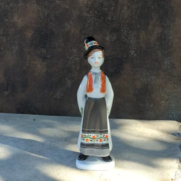 Hollóházi porcelán népviseletes figura