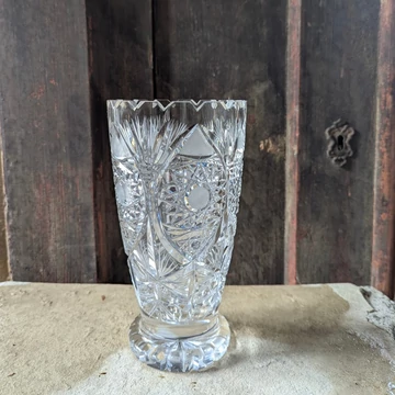 Kézzel csiszolt talpas ólomkristály váza