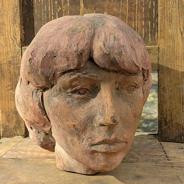 Terrakotta női fej patinás felülettel és finom részletekkel