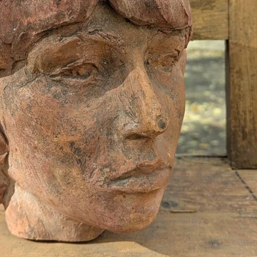 Terrakotta női fej patinás felülettel és finom részletekkel