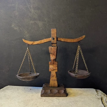 Kézzel faragott fa mérleg