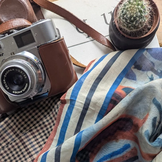 Hódmezővásárhelyi kézzel festett tányér motívumaival díszített pamut-selyem kendő, MIÉRT NOVEMBEr? kollekció